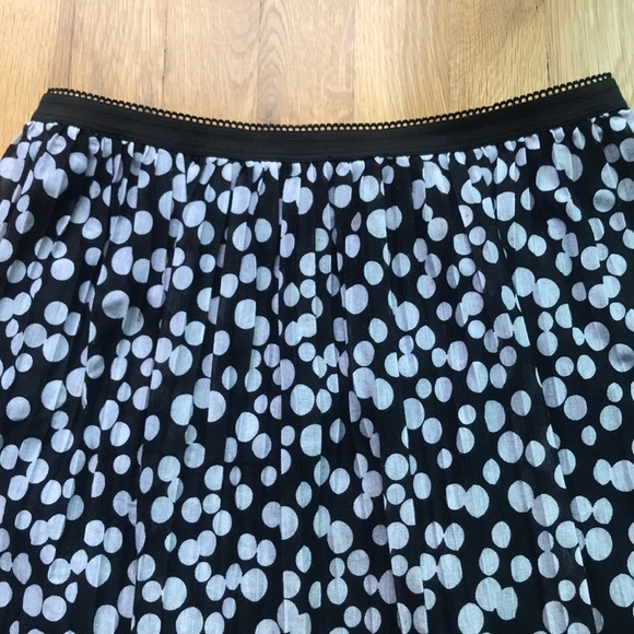 Polka dot pleated elastic waist skirt in black & white - Picture 2 of 6